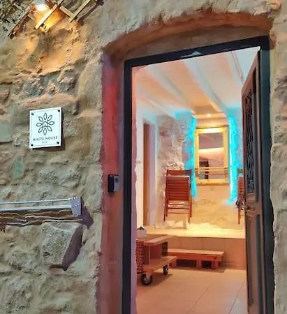 The Tiny White House - Tiny In Town Center Apartment